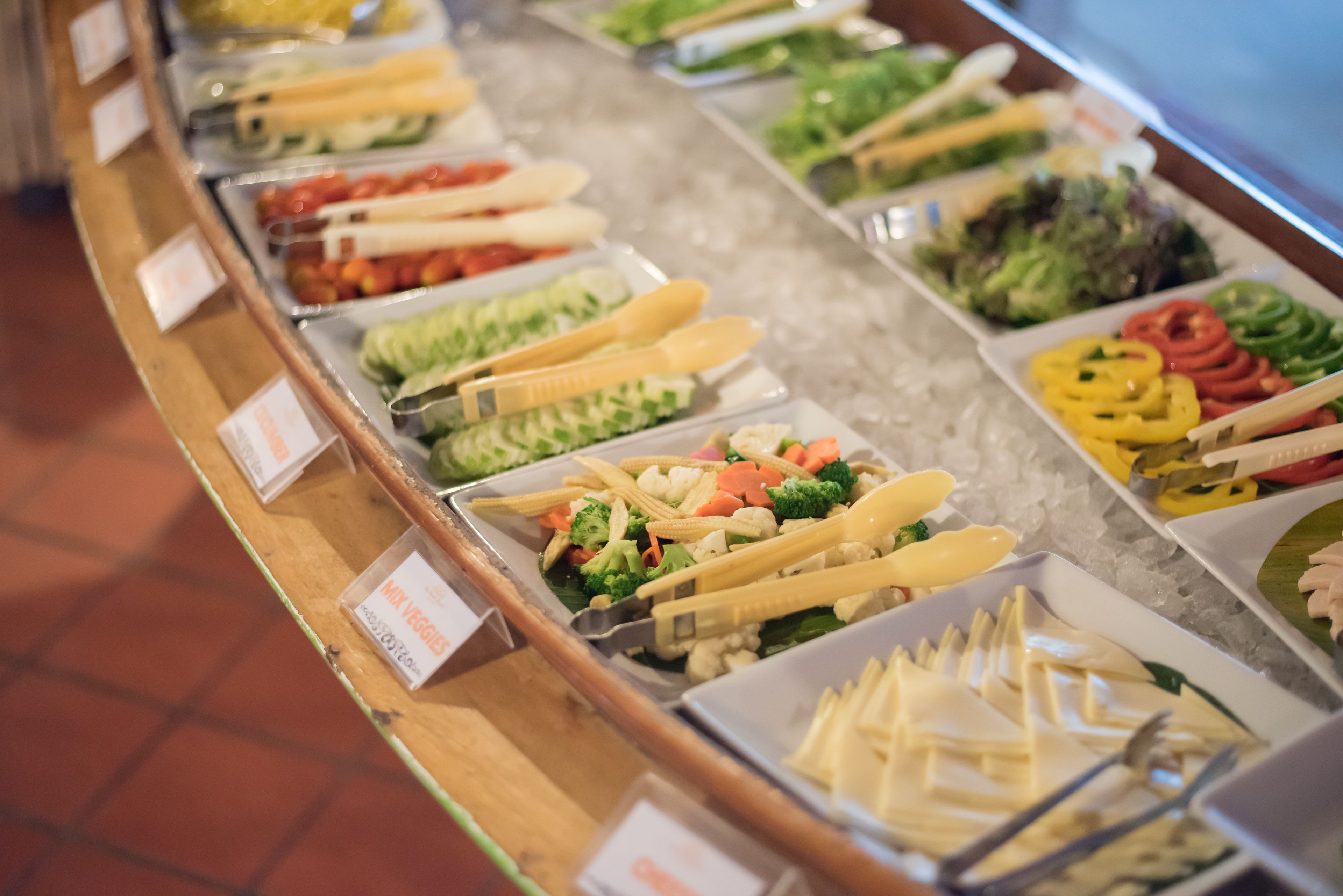 Un bufé con diversas opciones de comida y utensilios.