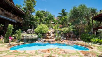 3 สระว่ายน้ำกลางแจ้ง เปิด 8:00 น. ถึง 20:00 น., เก้าอี้อาบแดดริมสระ