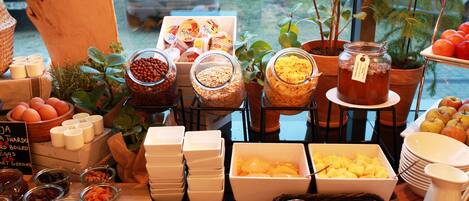 Un buffet de petit-déjeuner proposant une variété d’aliments et d’accompagnements.