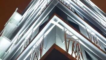 Un edificio moderno con fachada geométrica y ventanas de vidrio reflectante.