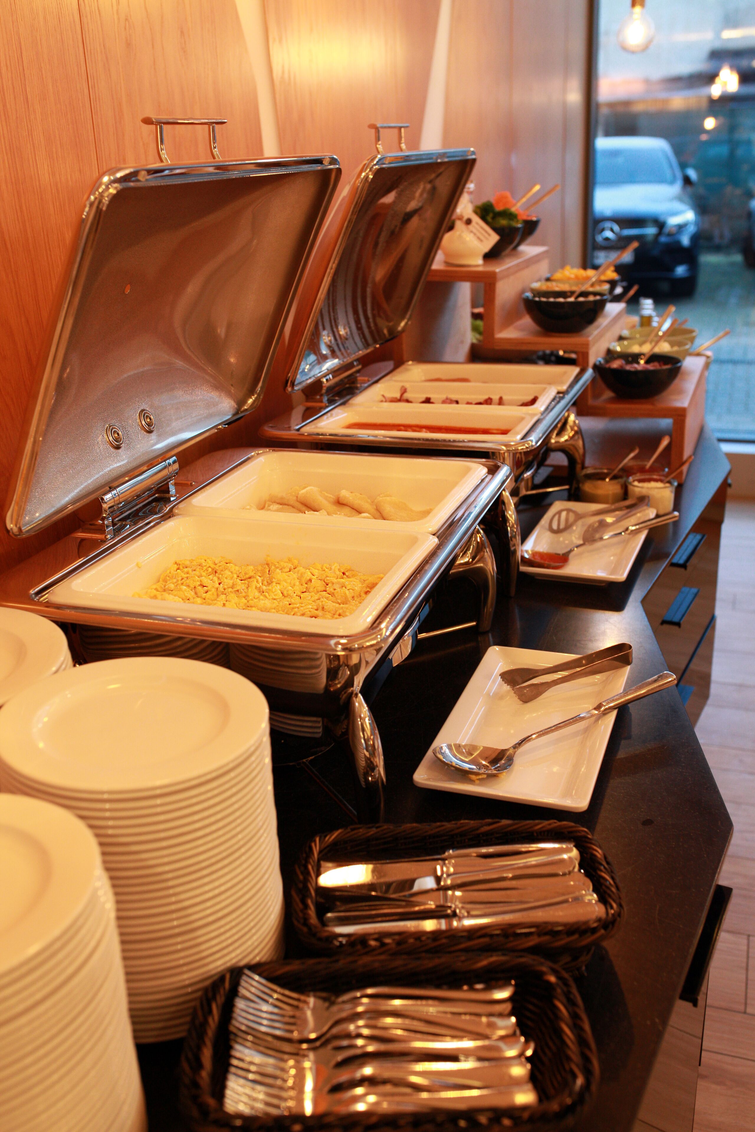 Een buffetopstelling met diverse gerechten en bestek.