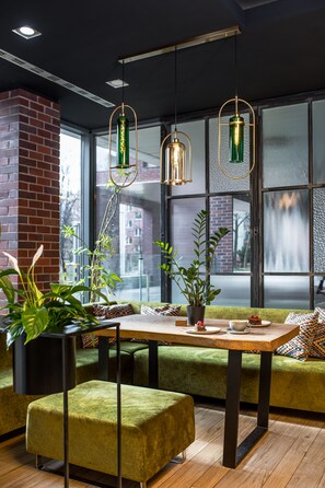 Breakfast, lunch, dinner served; international cuisine  - Aparthotel Invite (Wroclaw)