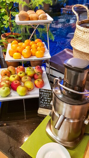 Dagelijks ontbijtbuffet (PLN 70 per persoon)