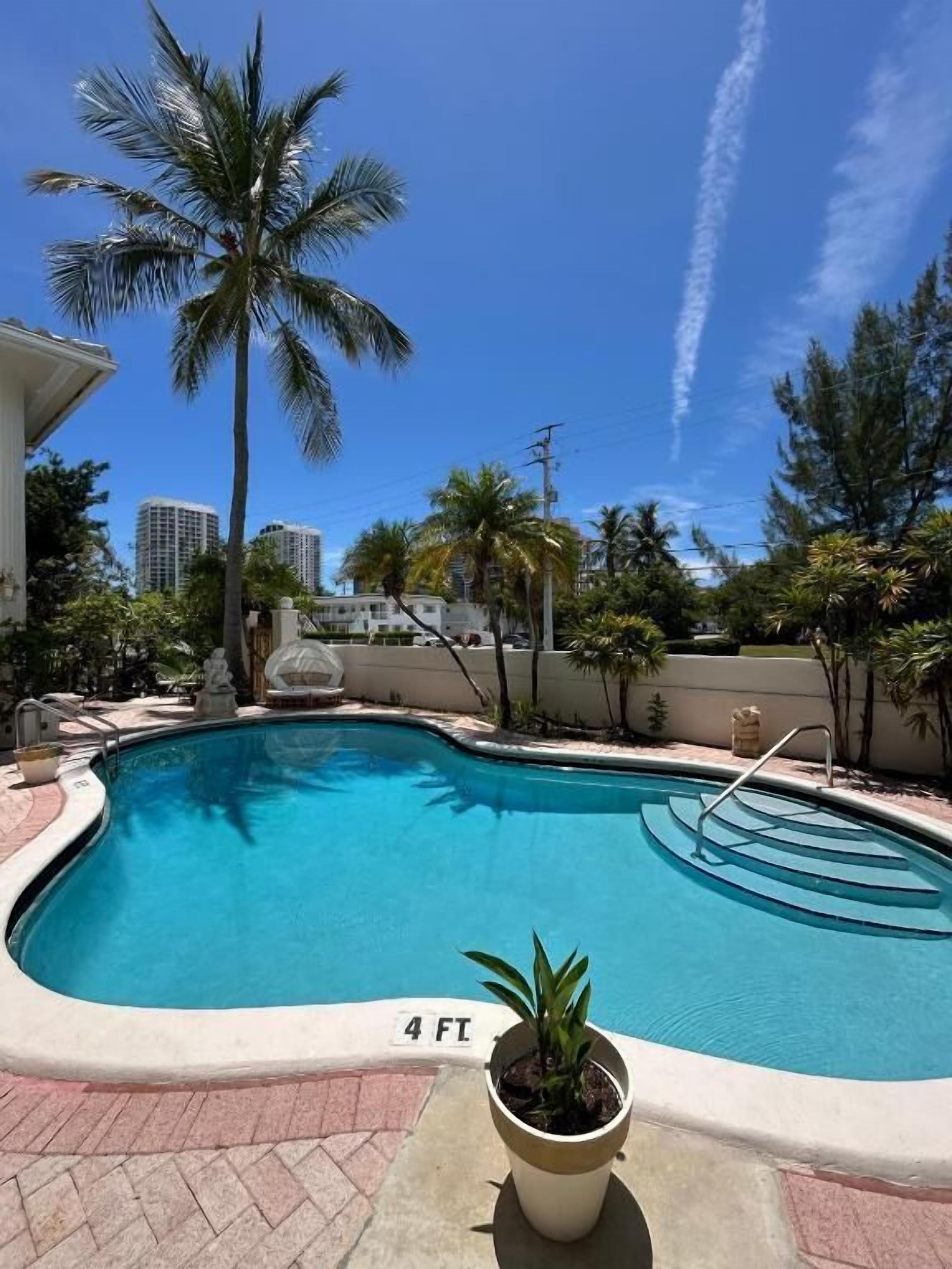 Piscina externa, guarda-sóis, espreguiçadeiras