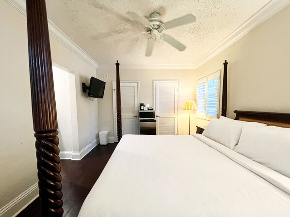 Standard Studio, 1 King Bed | In-room safe, individually decorated, individually furnished