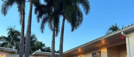 Alberca al aire libre, sombrillas en la alberca y camastros