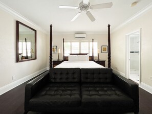 Deluxe Studio, 1 King Bed | In-room safe, individually decorated, individually furnished