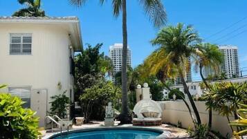 Piscina externa, guarda-sóis, espreguiçadeiras