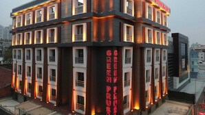 Un hotel de diseño moderno, con un llamativo letrero de neón y varios balcones.