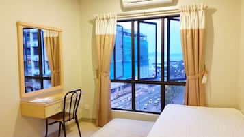 Phòng Suite Executive, 3 phòng ngủ, quang cảnh biển | 3 phòng ngủ, bàn, bàn ủi/dụng cụ ủi quần áo