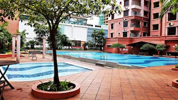 2 outdoor pools