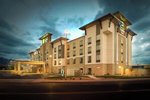 A multi-story hotel with a flat roof, a covered entrance, and a parking area. - Holiday Inn Express & Suites Salt Lake City South - Murray by IHG (Murray)