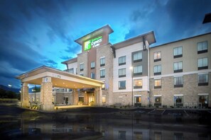 Un hotel Holiday Inn Express con entrada cubierta y varios pisos.