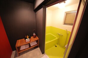 Ducha y bañera combinadas, secador de pelo y toallas