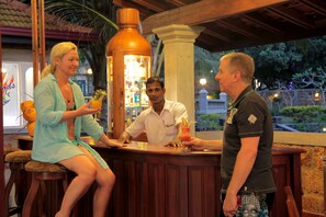 Bar (on property) - Wunderbar Beach Hotel (Bentota)