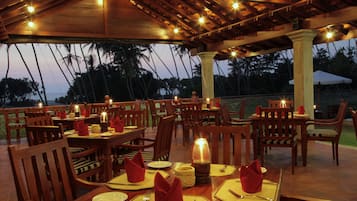 Der serveres morgenmad, frokost, aftensmad og internationale retter