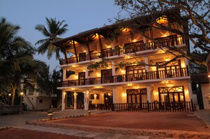 Fachada de la propiedad por la tarde o noche