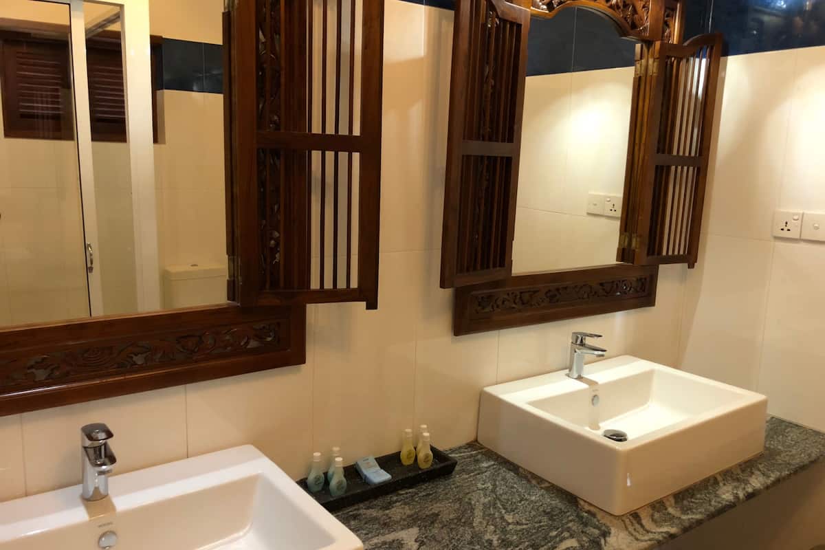 superior room, garden view | bathroom | shower, hydromassage showerhead, free toiletries, hair dryer