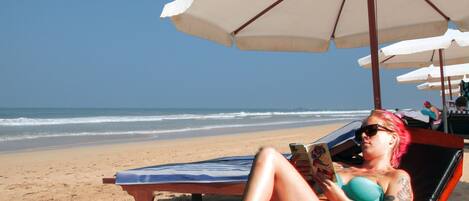 Yksityinen ranta, valkoista hiekkaa, aurinkotuoleja, aurinkovarjoja