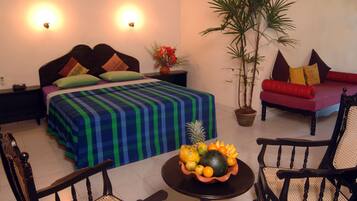 Quarto casal luxo, vista para a piscina | Roupas de cama de algodão egípcio, roupas de cama premium, frigobar