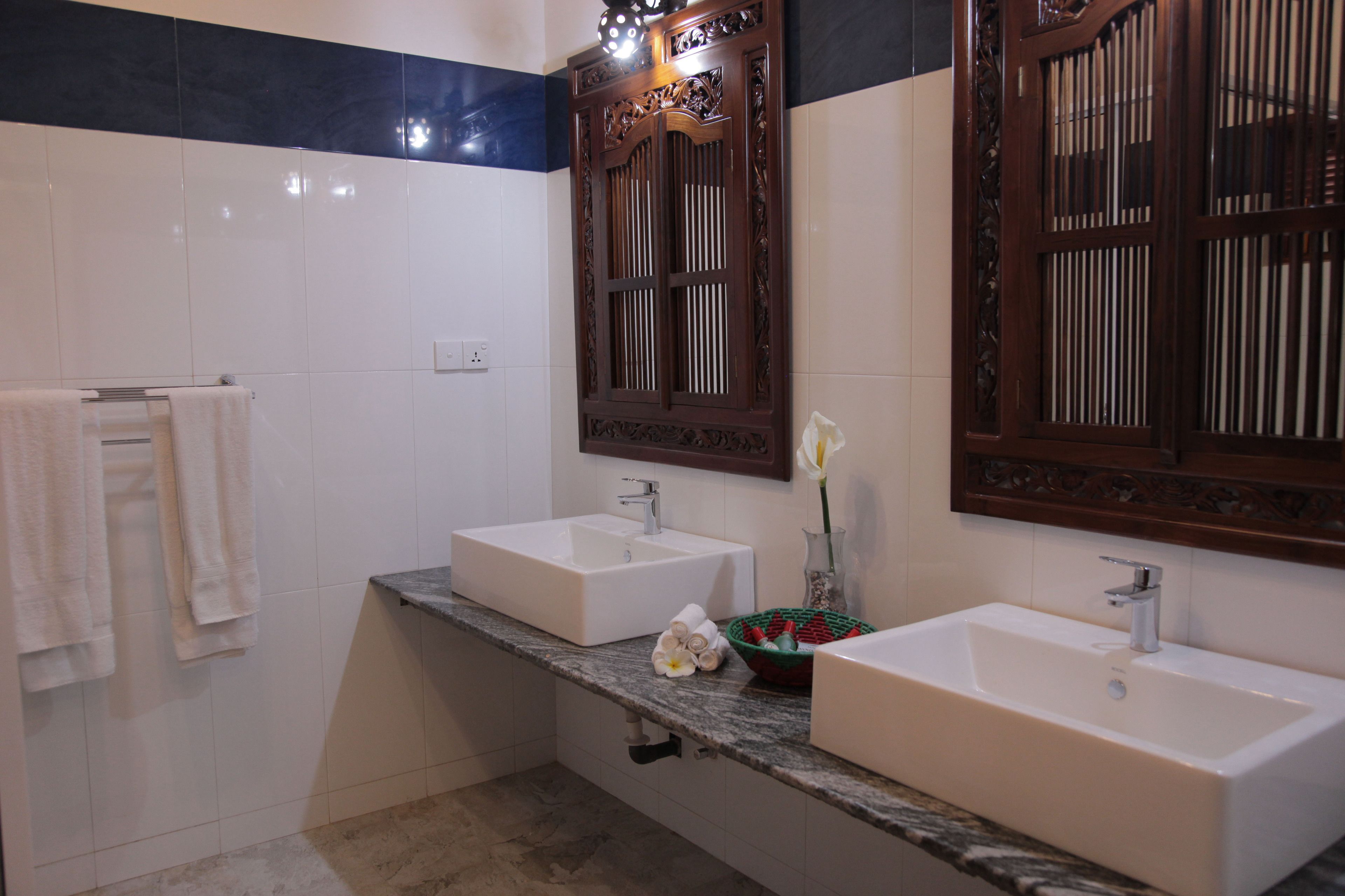 shower, hydromassage showerhead, free toiletries, hair dryer