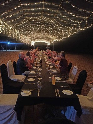 Private beach, white sand, sun-loungers, beach umbrellas - Wunderbar Beach Hotel (Bentota)