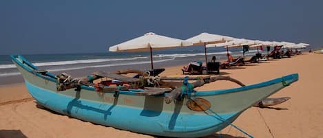 Playa privada, playa de arena blanca, camastros y sombrillas 