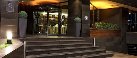 Voorkant accommodatie - avond/nacht