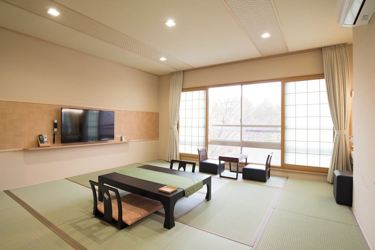 Habitación de estilo japonés, futón, para no fumadores, vista a la ciudad | Edredón, caja de seguridad en la habitación y cortinas blackout