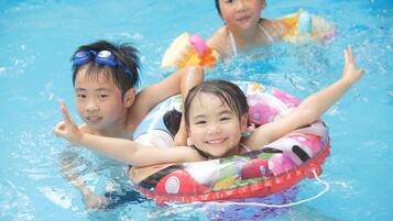 Una piscina cubierta