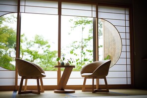 Familie suite (Japanese, Open-Air Hot Springs, EN) | Donsdekens, een kluis op de kamer, verduisterende gordijnen