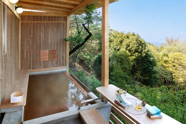 Familie suite (Japanese, Open-Air Hot Springs, Sora) | Badkamer | Een aparte badkuip en douche, een diep bad, gratis toiletartikelen
