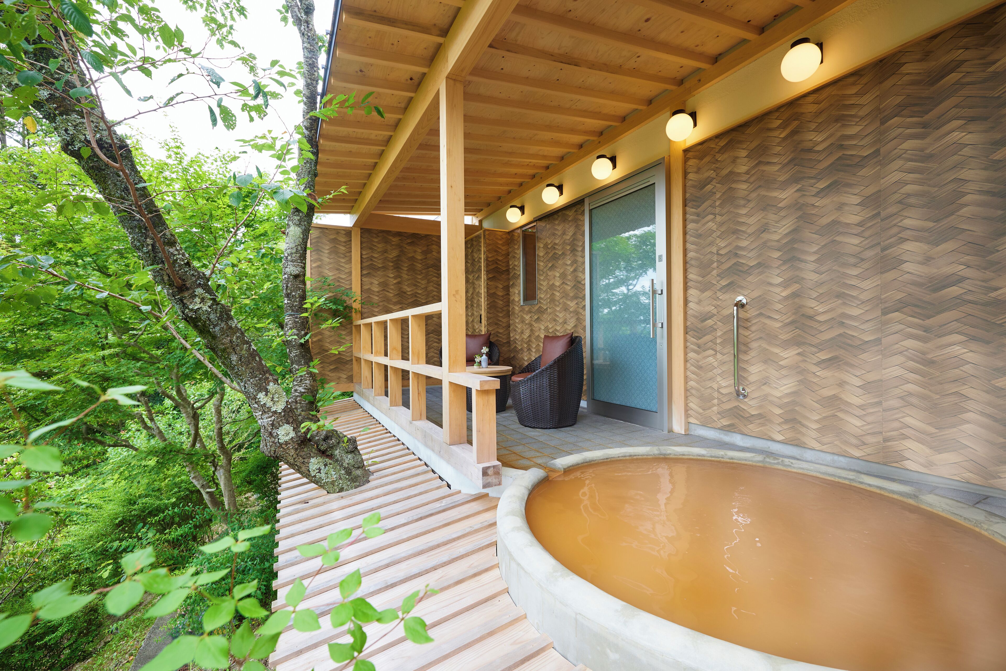 Familien-Suite (Japanese, Open-Air Hot Springs, EN) | Badezimmer | Badewanne und Dusche (separat), Komfortbadewanne