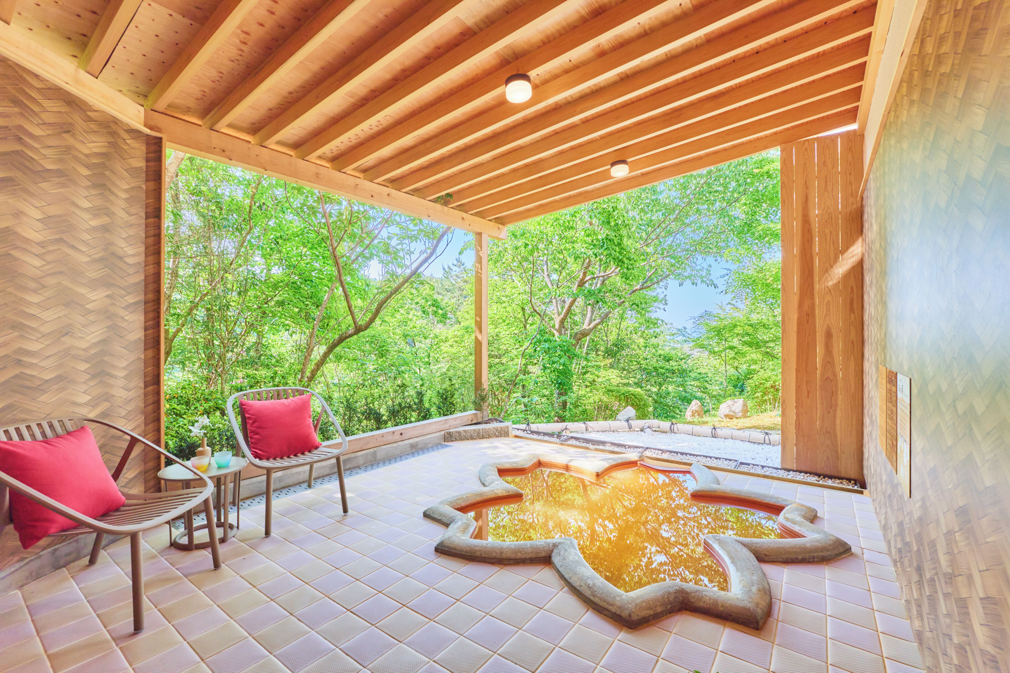 Familie suite (Japanese, Open-Air Hot Springs, Hana) | Badkamer | Een aparte badkuip en douche, een diep bad, gratis toiletartikelen