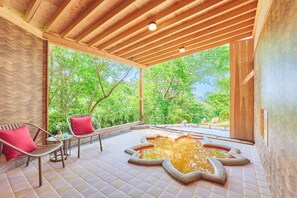 Familien-Suite (Japanese, Open-Air Hot Springs, Hana) | Badezimmer | Badewanne und Dusche (separat), Komfortbadewanne