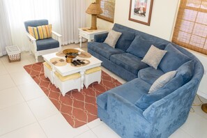 6 Coast Luxury, 2-Bedroom | Khu phòng khách | Smart TV 40-inch có truyền hình cáp, TV 