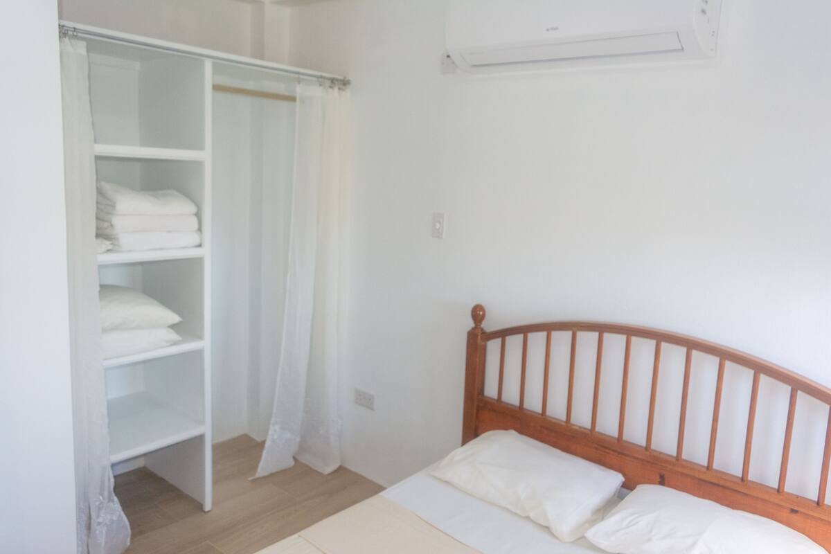 高級寢具、房內夾萬、手提電腦工作空間、遮光窗簾/窗簾