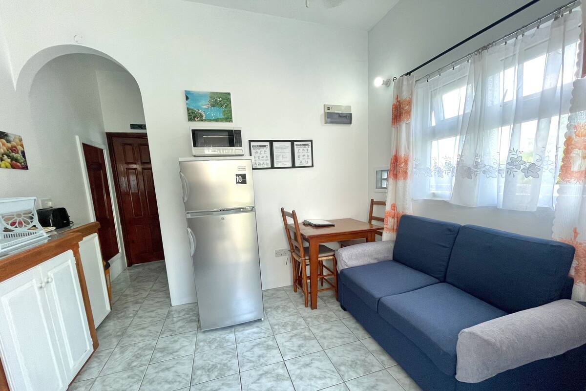 Cleopatra 1-Bed Cottage Apt-5 | 客廳 | 40 吋智能電視連有線電視頻道、電視
