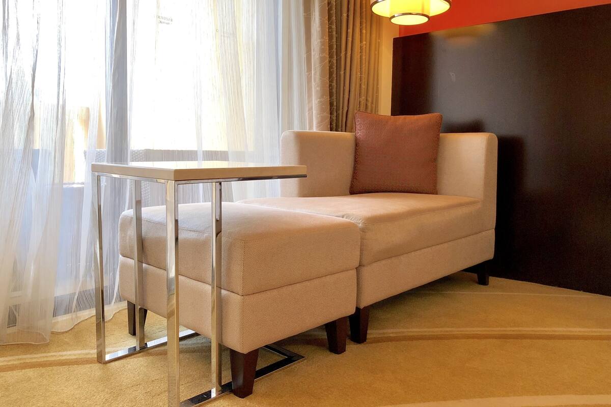 Rom – deluxe, 1 kingsize-seng, ikke-røyk, balkong | Dundyner, minibar, safe på rommet og skrivebord