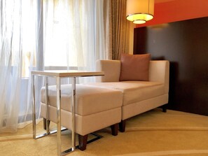 Cubrecamas, minibar, caja de seguridad en la habitación y escritorio 