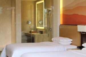 Habitación, 2 camas dobles, no fumadores, vistas al jardín | Edredones de plumas, minibar, caja fuerte y escritorio