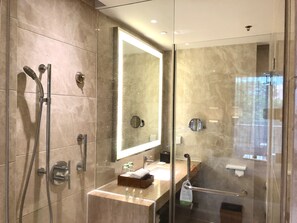 Deluxe-værelse - 1 kingsize-seng - ikke-ryger - balkon | Badeværelse | Gratis toiletartikler, hårtørrer, badekåber, hjemmesko