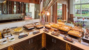 Daily buffet breakfast (INR 550 per person)