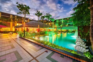 室外游泳池，日光浴躺椅