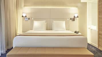 เครื่องนอนระดับพรีเมียม, เตียงพร้อมฟูกเสริมที่นอน, มินิบาร์ฟรีบางอย่าง