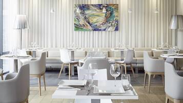 Der serveres frokost og aftensmad