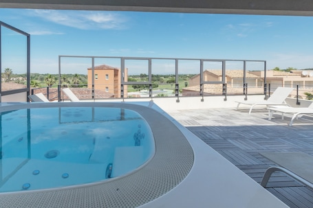 Outdoor spa tub. Mercure Golf Cap d'Agde