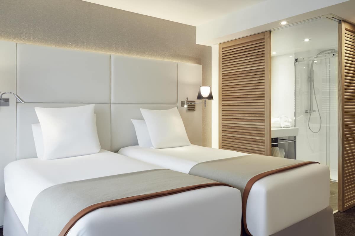 고급 침구, 필로우탑 침대, 무료 미니바 품목, 객실 내 금고