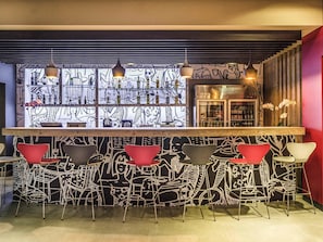 Breakfast, lunch and dinner served  - ibis Porto Alegre Assis Brasil (Porto Alegre)