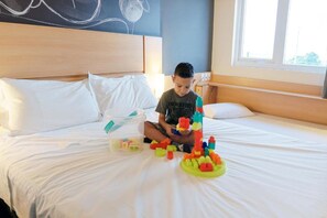 Standard Apartment, Multiple Beds | Minibar, in-room safe, desk, blackout curtains - ibis Porto Alegre Assis Brasil (Porto Alegre)